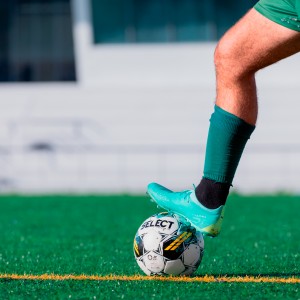 Hilarious play in the futebol stands